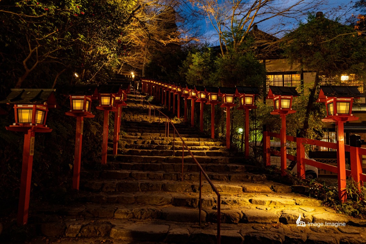 夜にライトアップされた貴船神社の本殿に繋がる階段を撮影した写真。